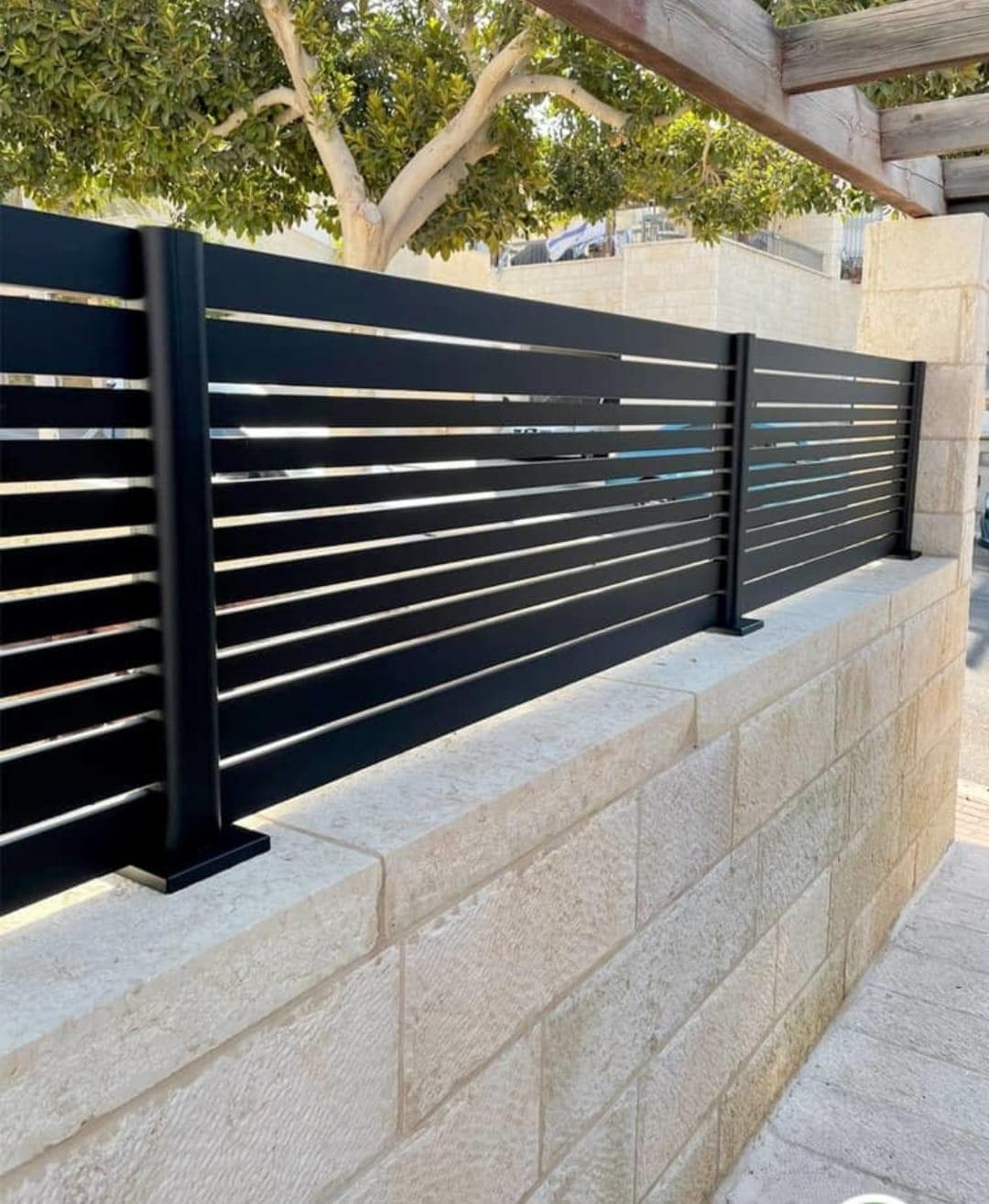 עבודות אלומיניום ומסגרות: המדריך המלא לחלונות, ויטרינות, שערים ומחירים (2026)
